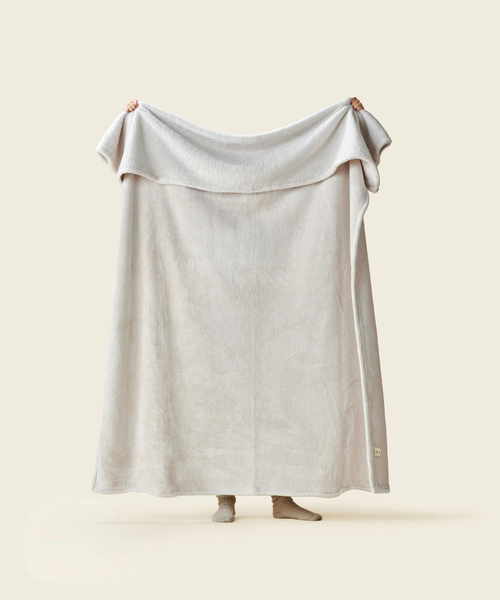 Plaid classique waro blanc casse tendu par une personne 