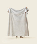 Plaid classique waro blanc casse tendu par une personne 
