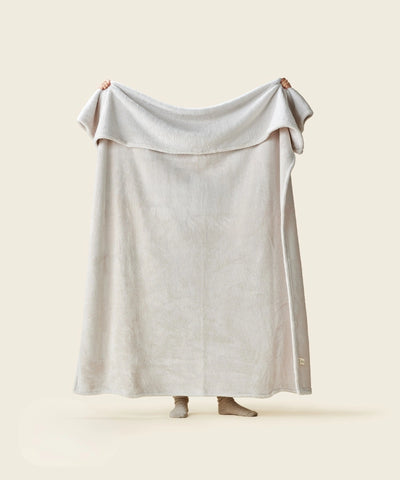 Plaid classique waro blanc casse tendu par une personne 