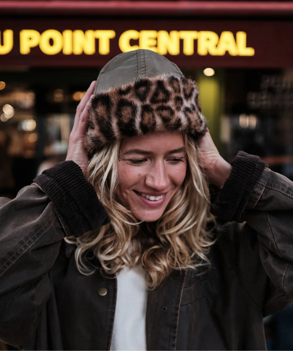 toque fourrure leopard kaki porté par une femme