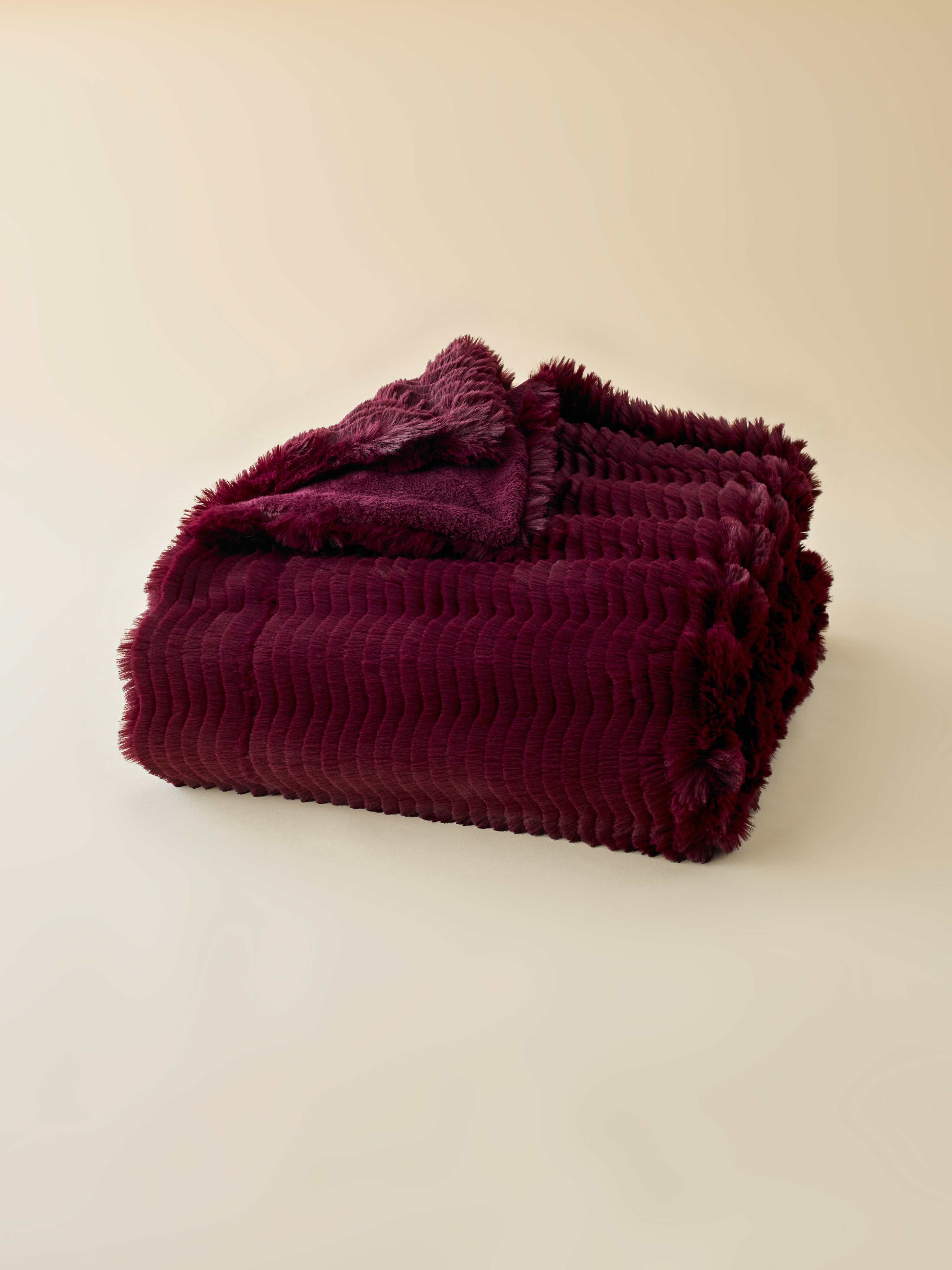 Plaid Fausse Fourrure Vague Prune - BRADERIE