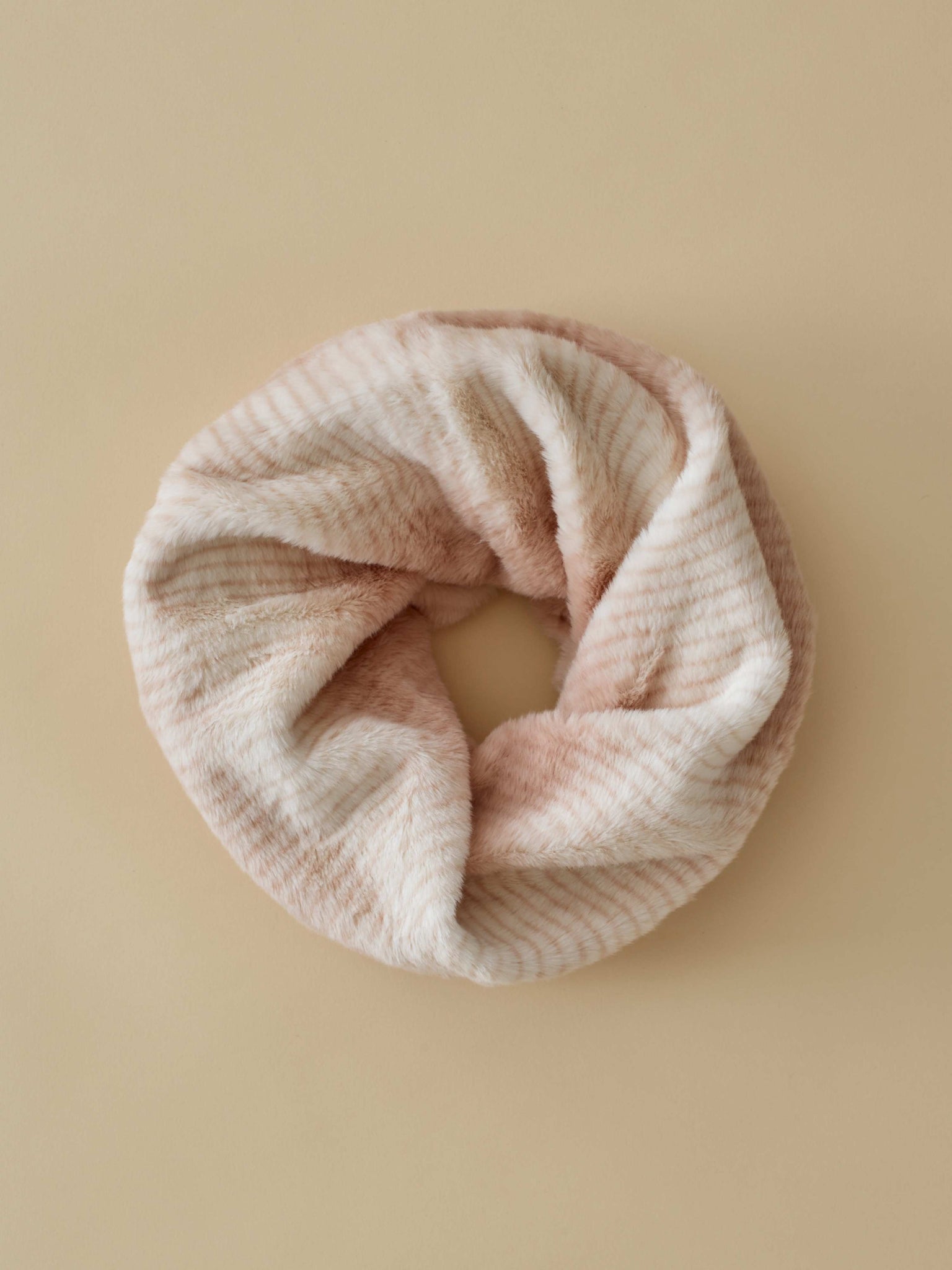 قلادة من الفرو الوردي الصناعي thumbnail 2