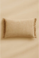 Coussin en coton beige WARO avec franges, vue packshot sur fond clair