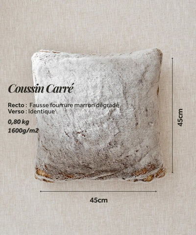 Coussin fausse fourrure Frisson Naturel waro posé à plat sur un fond beige 
