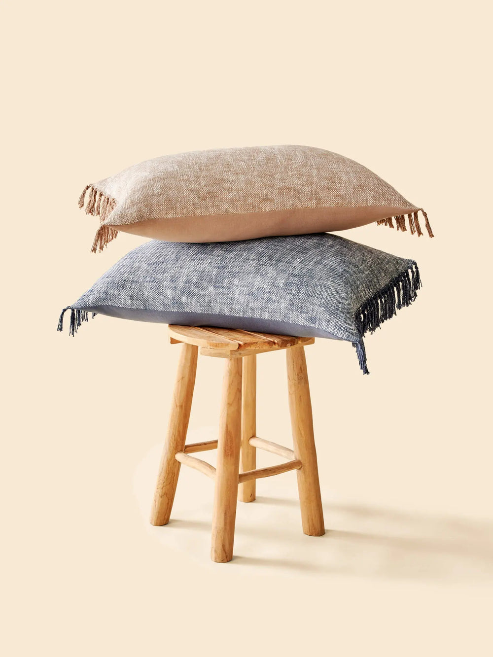 Coussins en coton WARO beige et indigo empilés, contraste naturel des matières