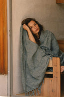 Fouta en lin Ange Toussaint WARO portée par une personne a l'intérieur.