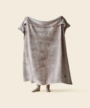 Plaid classique gris waro tendu par une personne