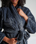 Peignoir hôtel WARO en fausse fourrure gris avec ceinture nouée, texture douce et épaisse.