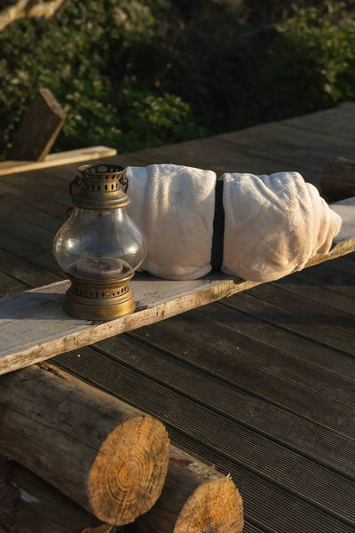 Plaid polaire Yoga beige WARO dans  un moment de relax.