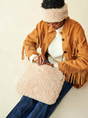 Pochette ordinateur teddy moumoute beige WARO portée assise