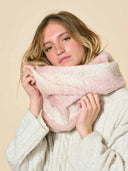 Tour de cou fausse fourrure rose WARO porté, accessoire hiver doux et élégant.