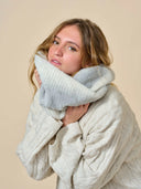 Vison fausse fourrure gris WARO porté, accessoire hiver élégant et chaud.