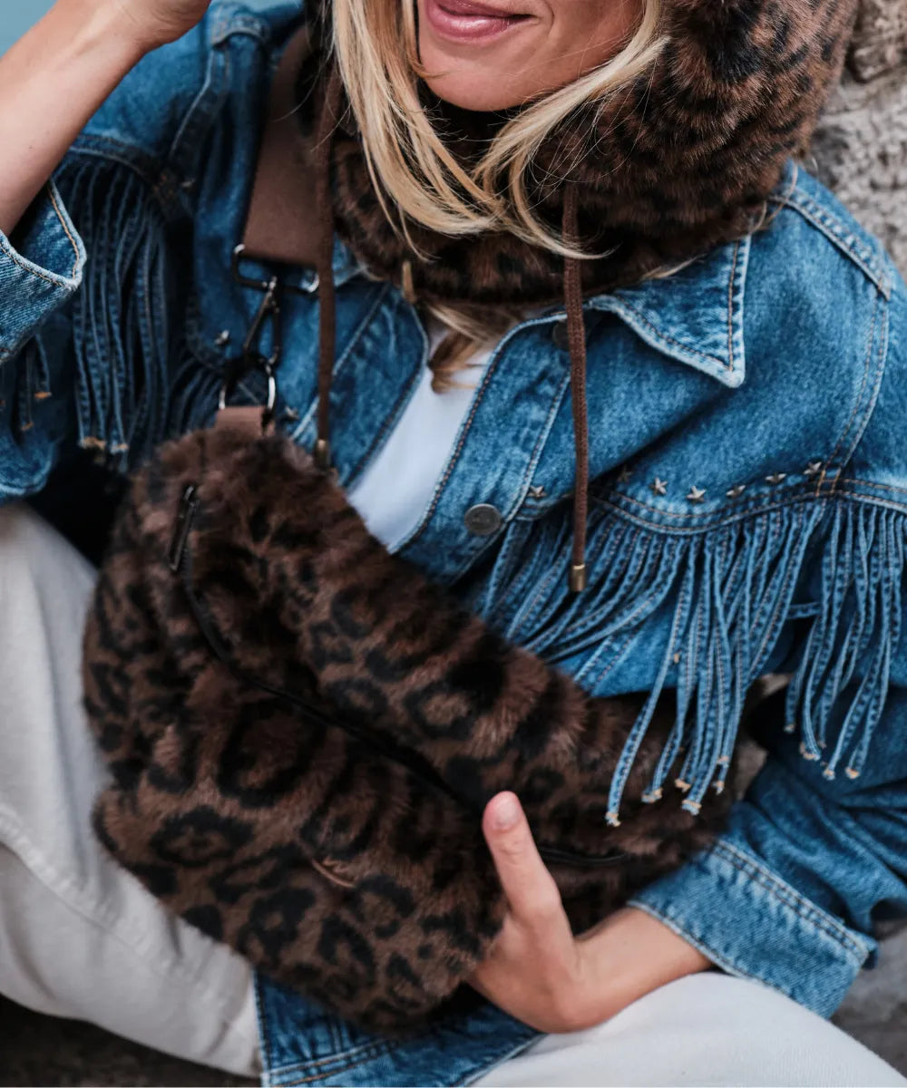 Sac banane fourrure leopard marron waro porté par une femme 