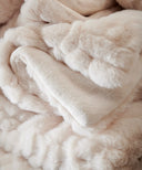 zoom matiere plaid fourrure blanc