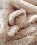 zoom matiere plaid fourrure beige