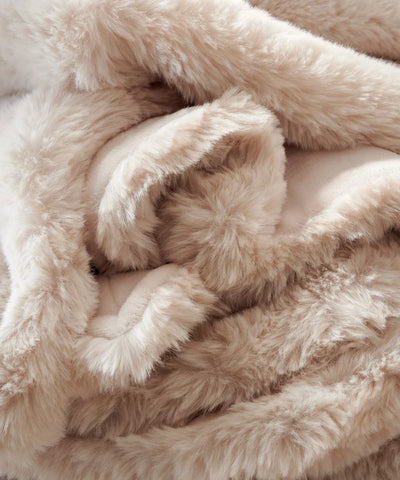 zoom matiere plaid fourrure beige
